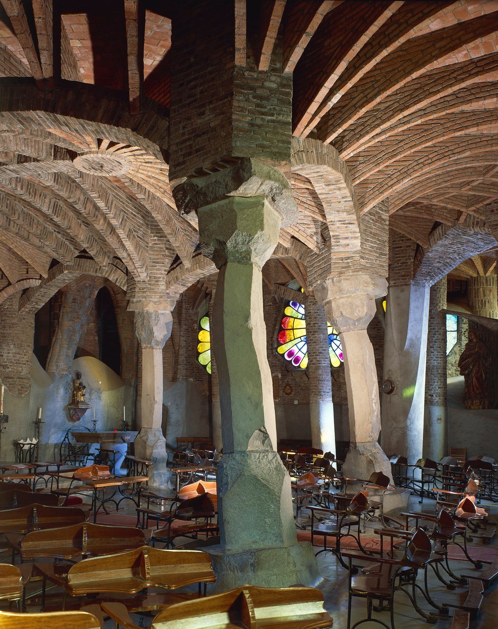 Španělsko, region Katalánsko, provincie Barcelona, kraj Baix Llobregat, Santa Coloma de Cervello, kostel Colonia Guell, krypta kostela od Antoni Gaudi