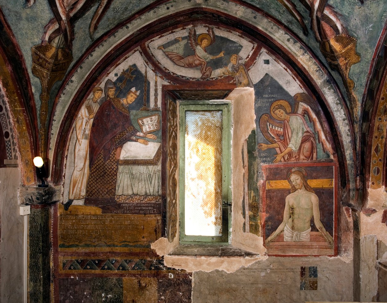 Vlevo papež Gregoire IX., tehdejší předchůdce města Ostia, vysvětil kapli (12. století), vpravo Pieta, freska později vytvořená Antoniem Aquili dit Antoniazzo Romano (aktivní kolem 1461-1508) Kaple z 15. století St. Gregoire, klášter od Antoniazzo Romano