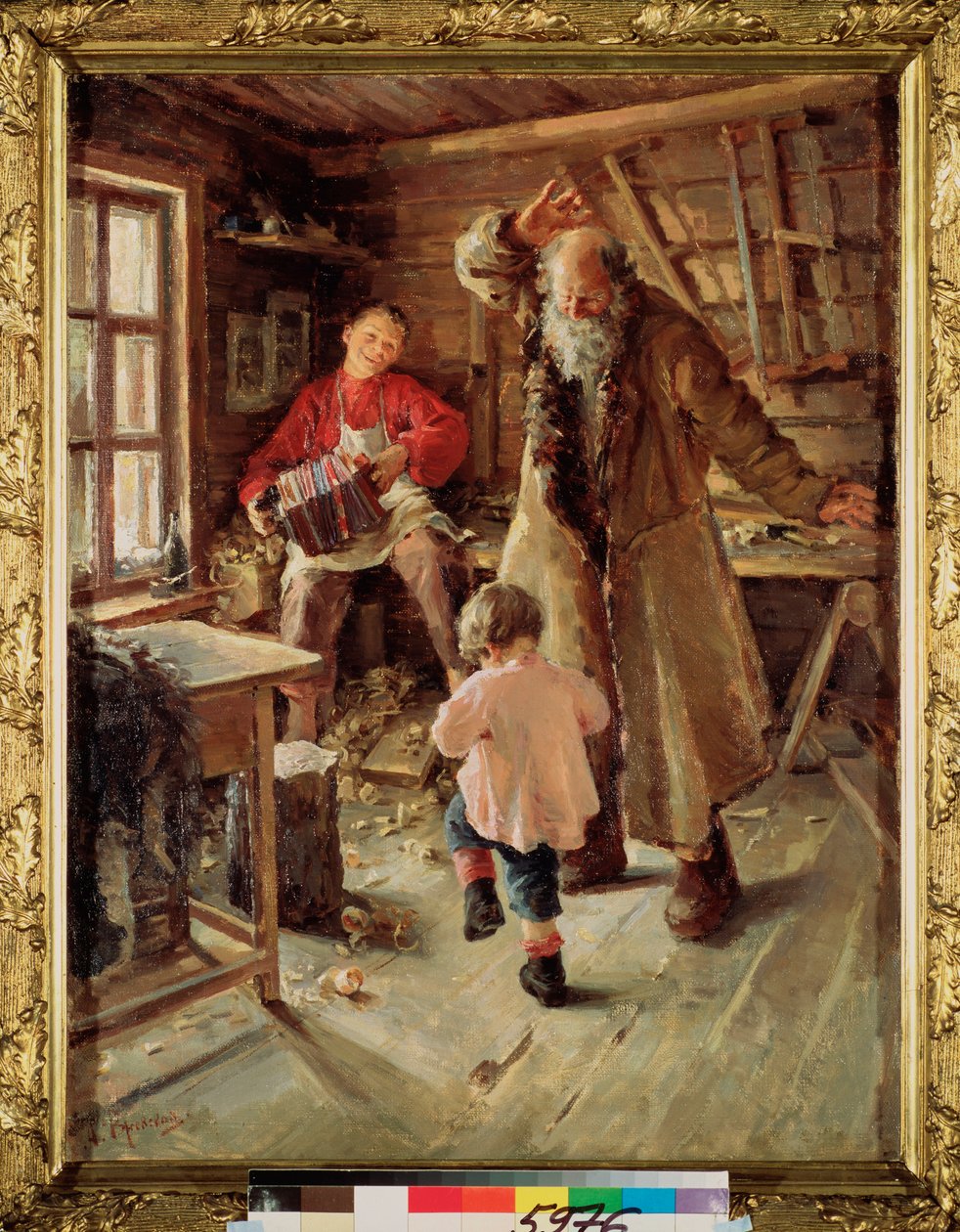 A Merry Moment (V truhlářské dílně hraje chlapec na harmoniku, aby roztančil malou holčičku a starce) - Veselá chvilka - Obraz Antoniny Leonardovny Rževské (1861-1934), olej na plátně od Antonina Leonardov Rzhevskaya