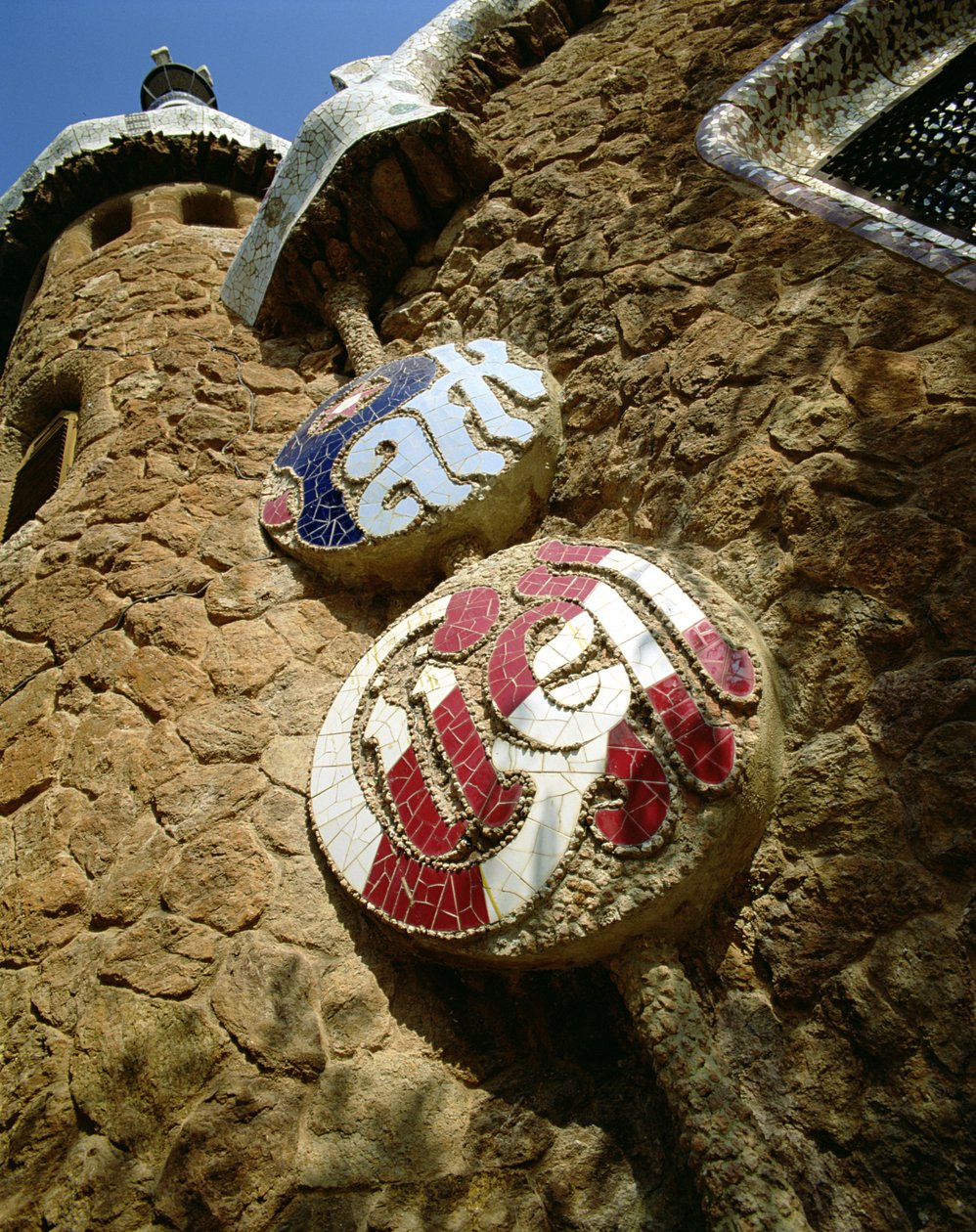 Keramická cedule pro park, na domku vrátného, navržená v letech 1900-14 od Antonio Gaudi
