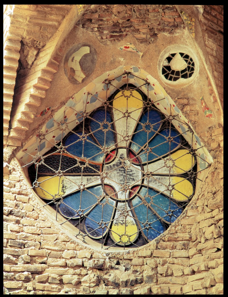 Vitrážové okno od Antonio Gaudi