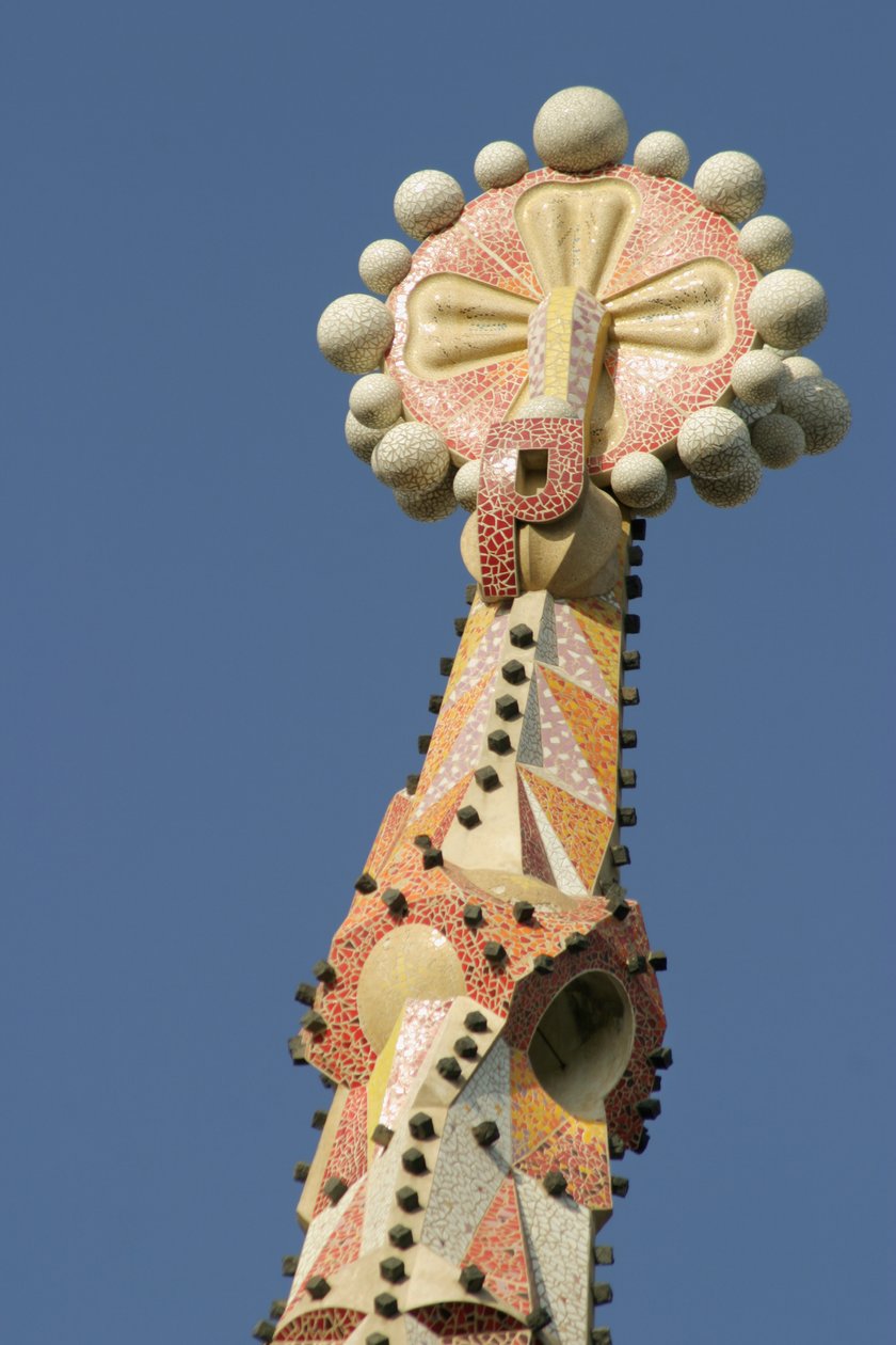 Vrchol věže katedrály Sagrada Familia, zahájená v roce 1882 (keramika) od Antonio Gaudi
