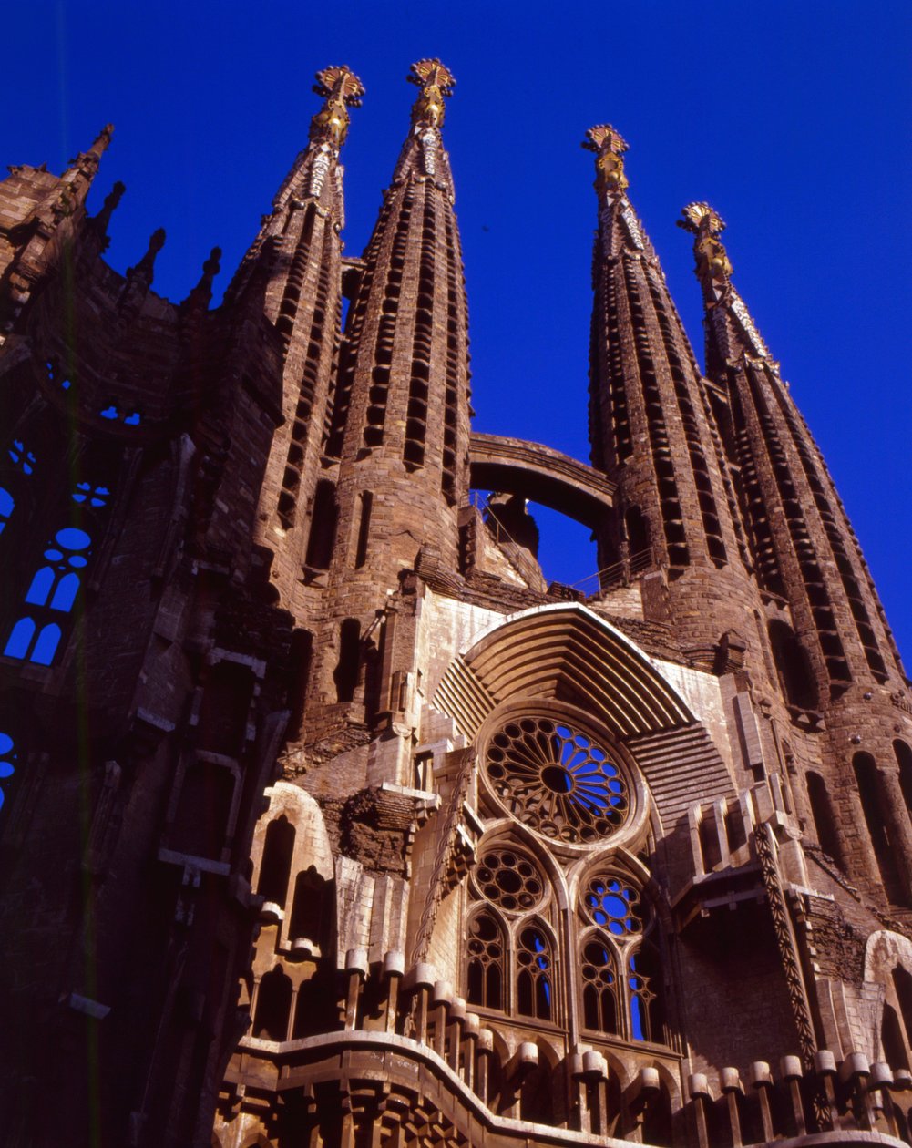 Pohled na fasádu od Antonio Gaudi