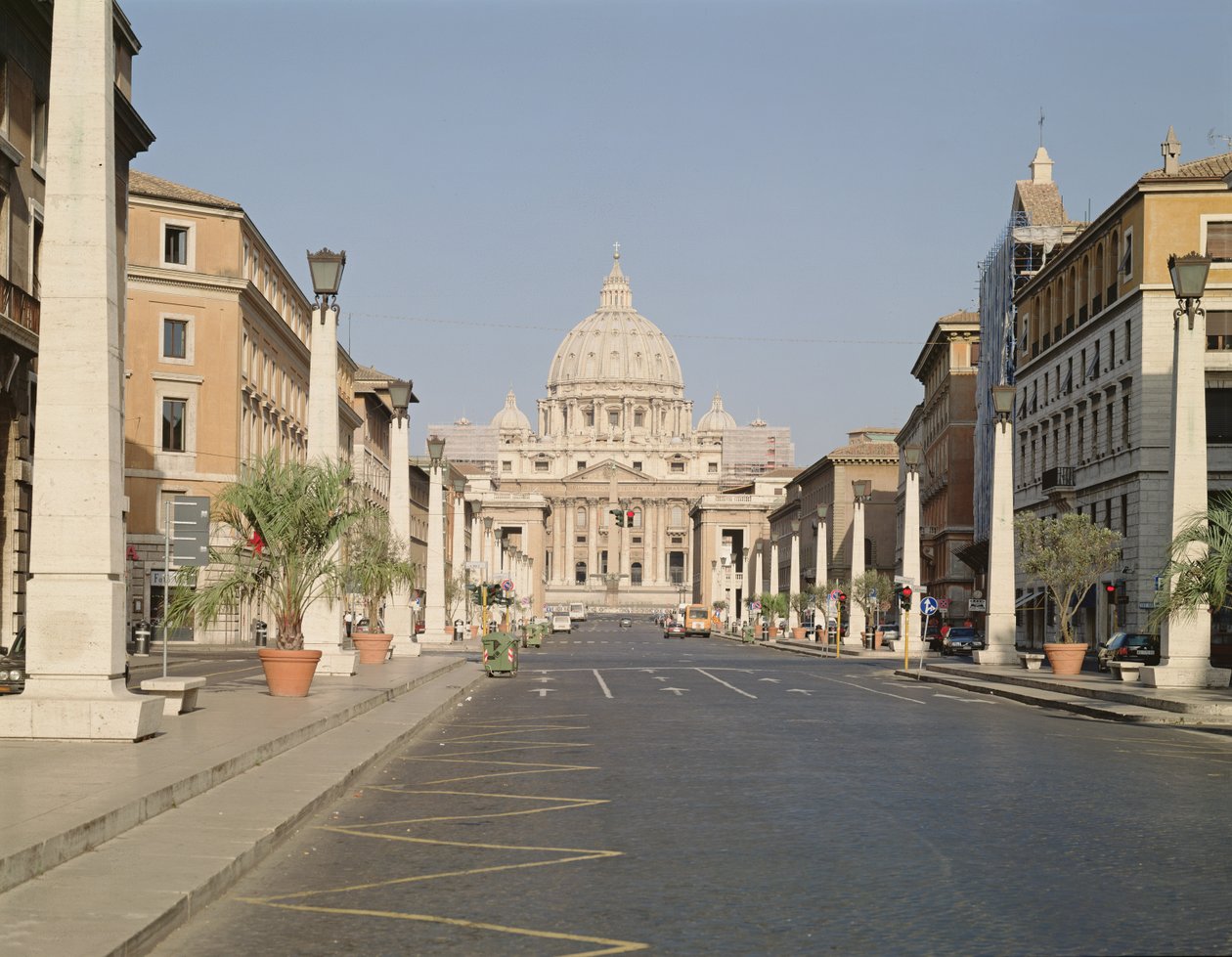 Pohled na katedrálu svatého Petra z Via della Conciliazione od Antonio da Sangallo