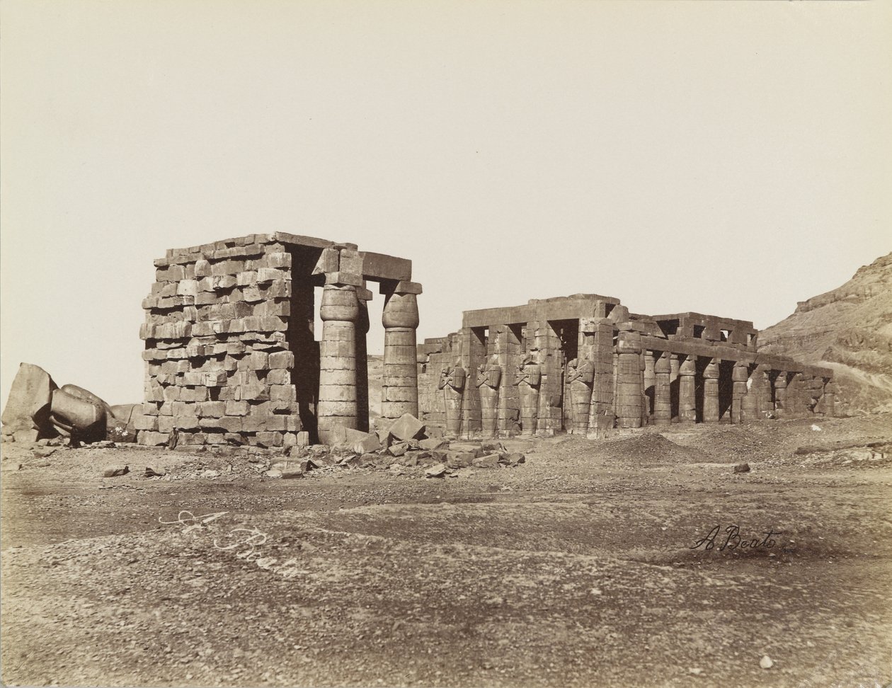 Celkový pohled na Ramesseum, Théby od Antonio Beato