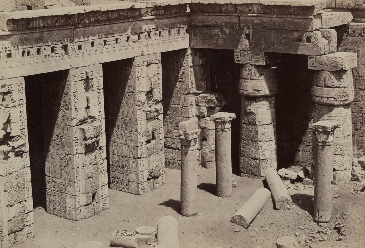 Medinet Habu: Koptský kostel v centru chrámu Ramses III od Antonio Beato