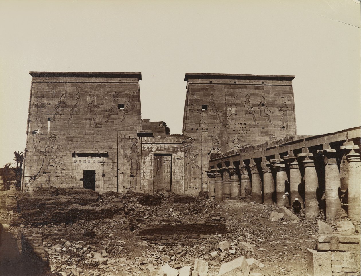 Philae, pohled na Pylon se sloupy od Antonio Beato