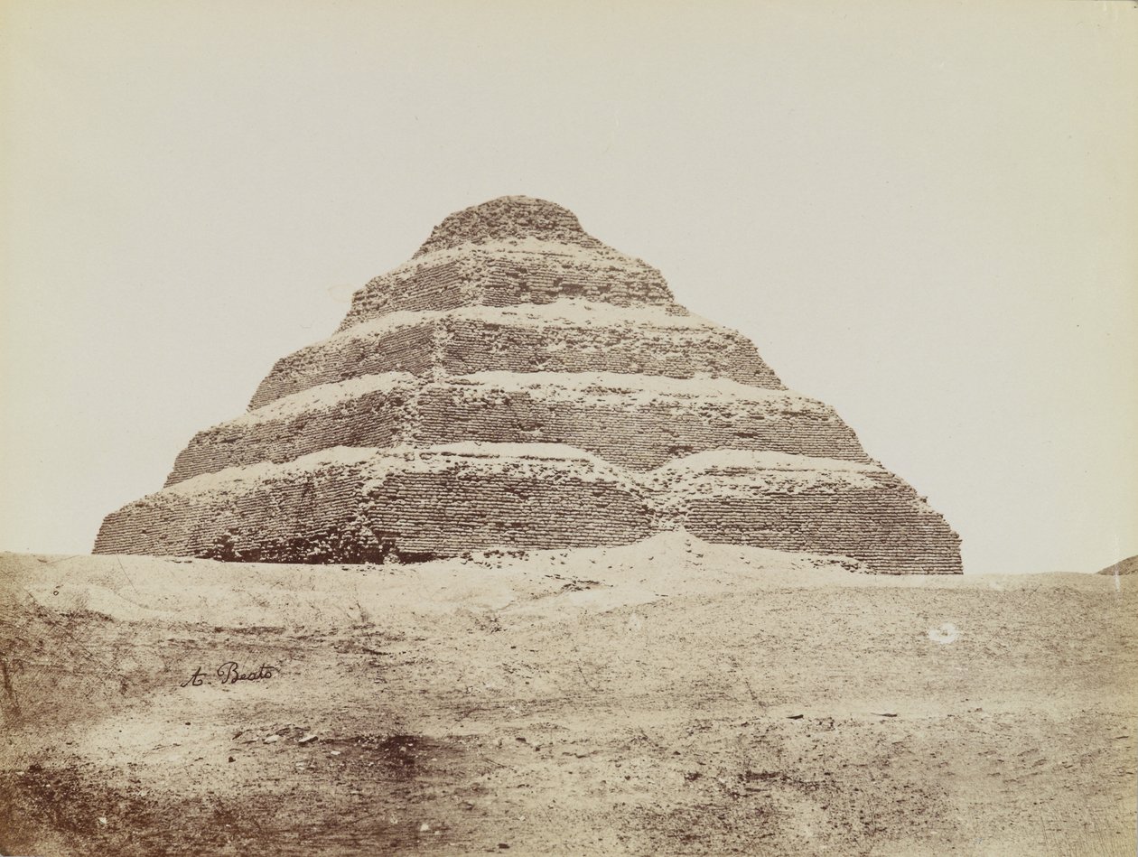 Pyramida v Sakkáře, pohled z jihovýchodu od stupňovité pyramidy od Antonio Beato
