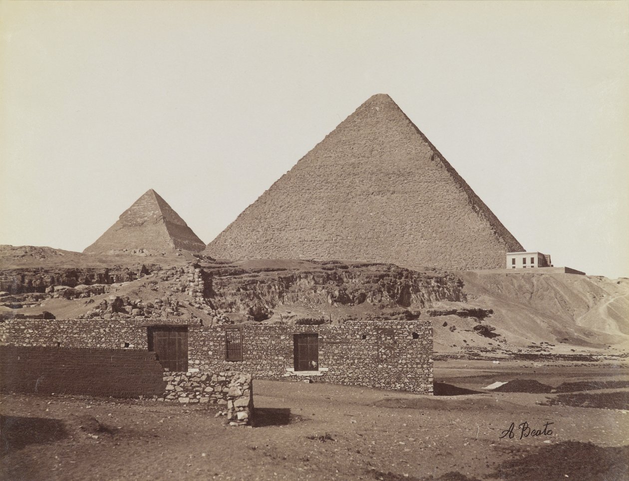 Pyramidy v Gíze, pohled ze severovýchodu na pyramidy Chefrena a Cheopse od Antonio Beato