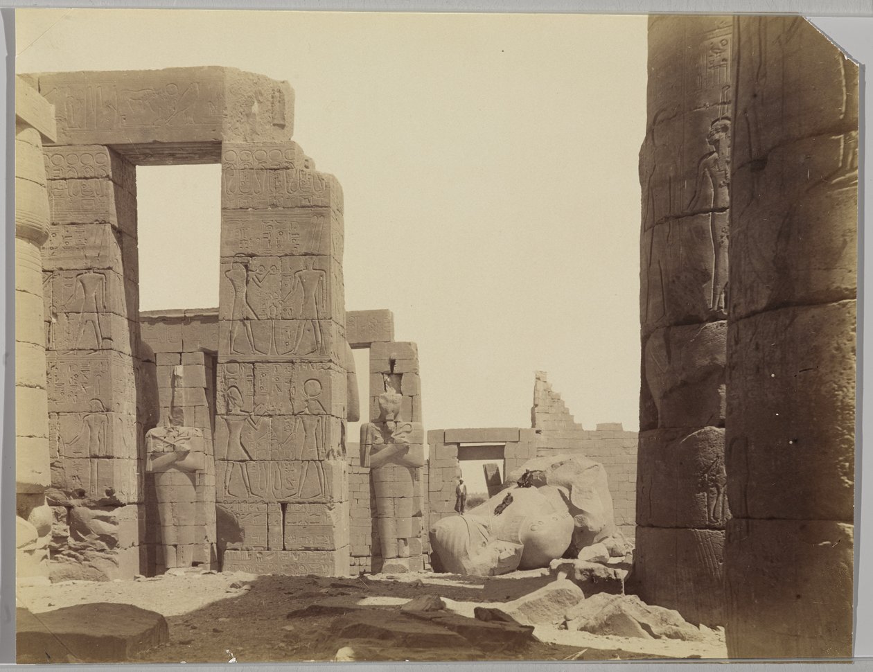 Ramesseum se sochou (želatinová stříbrná fotografie) od Antonio Beato