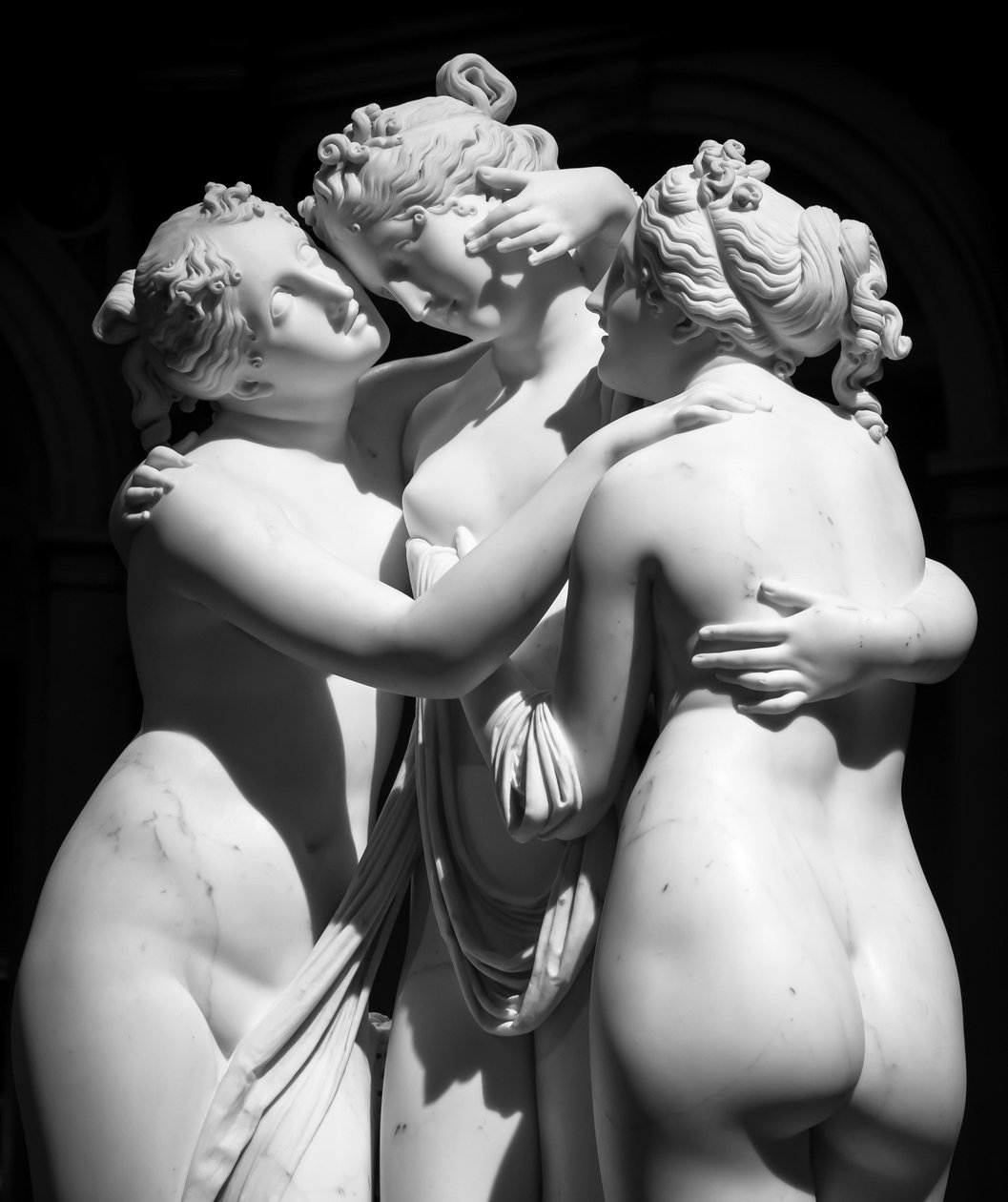 MILÁN, ITÁLIE - PŘIBLIŽNĚ ČERVEN 2020: (foto): Antonio Canovasocha Tři grácie (Le tre Gr..., 2019) od Antonio Canova