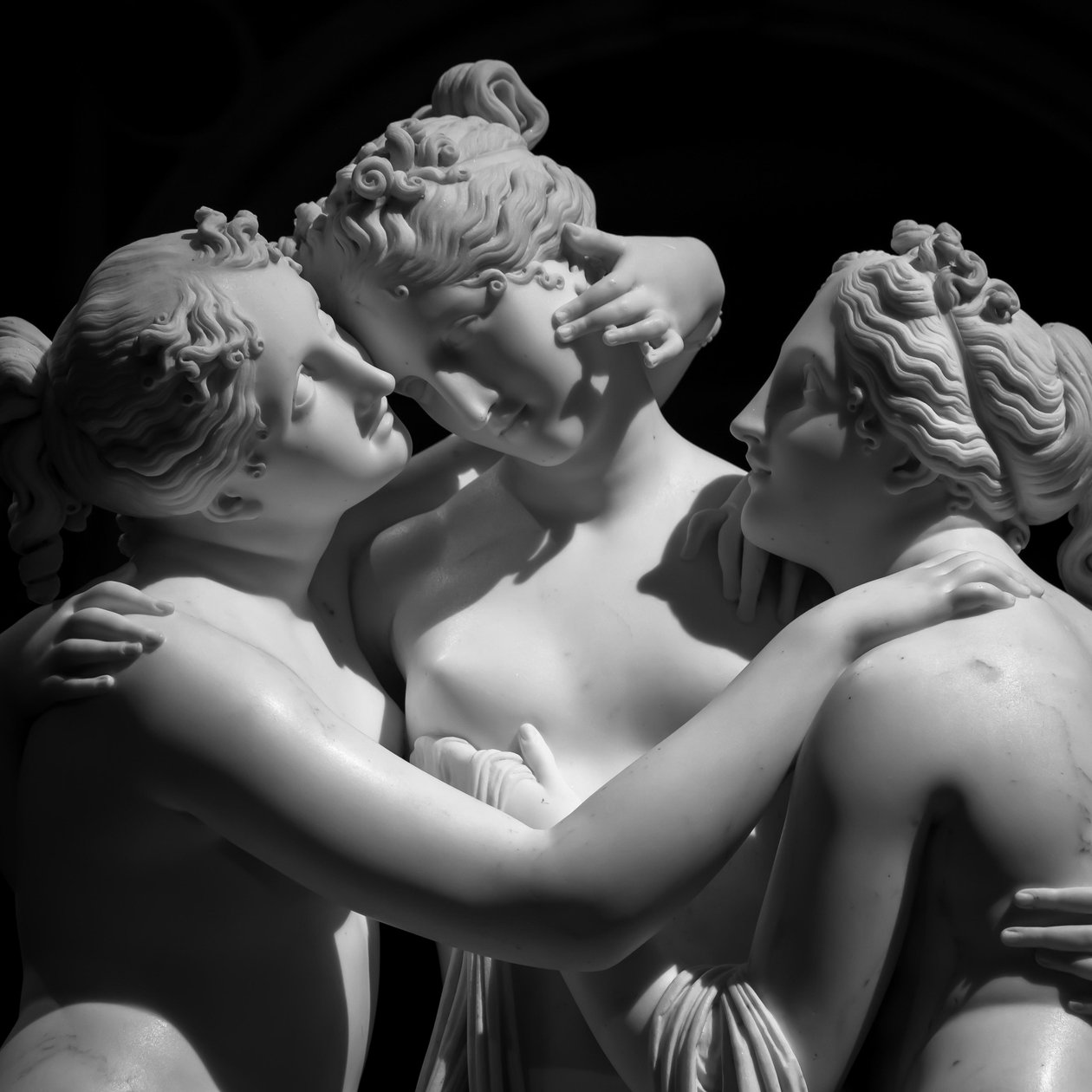 MILÁN, ITÁLIE - PŘIBLIŽNĚ ČERVEN 2020: (foto): Antonio Canovasocha Tři grácie (Le tre Gr..., 2019) od Antonio Canova
