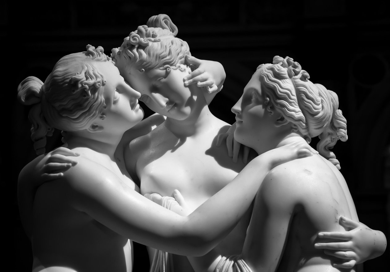 MILÁN, ITÁLIE - PŘIBLIŽNĚ ČERVEN 2020: (foto): Antonio Canovasocha Tři grácie (Le tre Gr..., 2019) od Antonio Canova