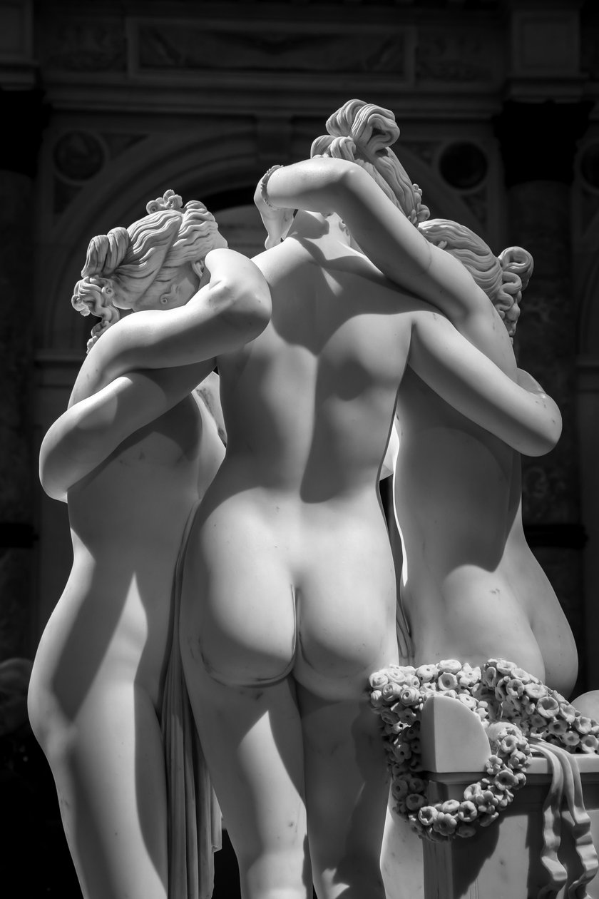MILÁN, ITÁLIE - PŘIBLIŽNĚ ČERVEN 2020: (foto): Antonio Canovasocha Tři grácie (Le tre Gr..., 2019) od Antonio Canova