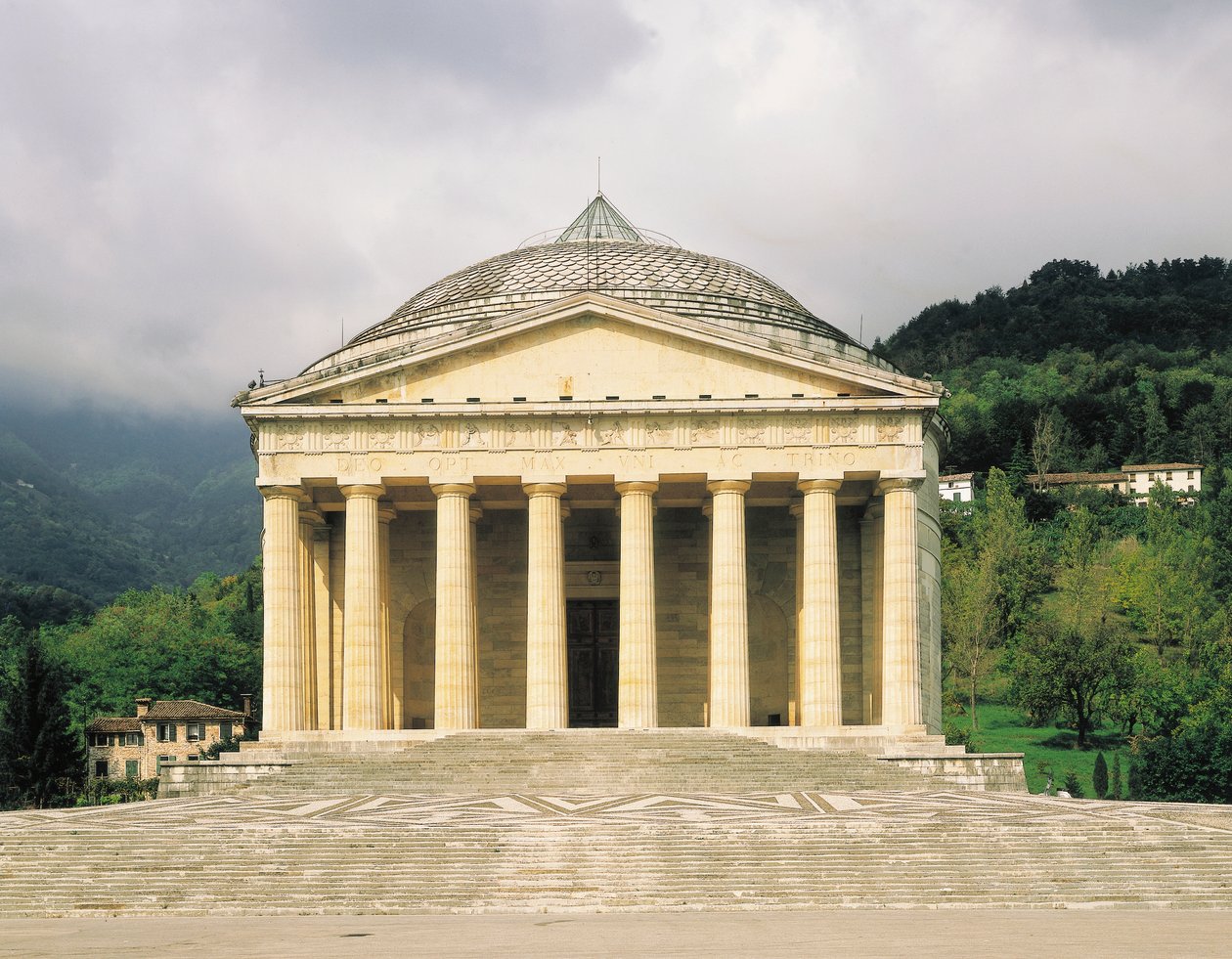 Pronaos, chrám Canova (Tempio Canoviano) nebo arcikněžský kostel Nejsvětější Trojice, navržený Antoniem Canovou (1757-1822), Possagno, Veneto. Itálie od Antonio Canova