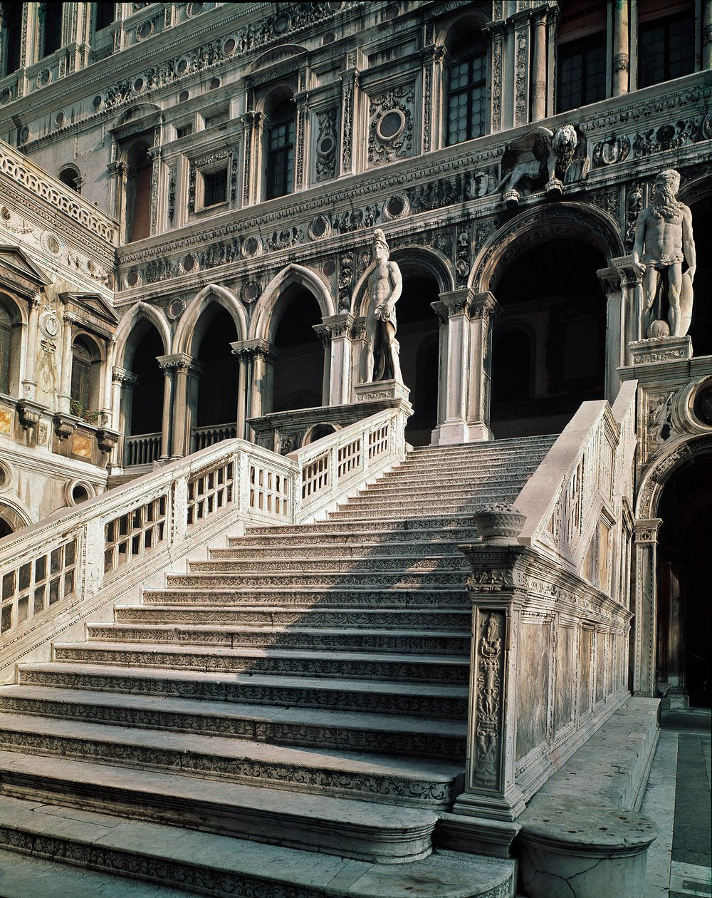 Pohled na Scala dei Giganti (schodiště Geantů) vedoucí ke vchodu do vévodského paláce (palazzo ducale) od Antonia Rizzo (1430-1499) 1483-1491 Benátky od Antonio Rizzo