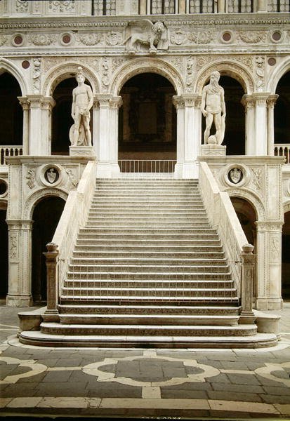Pohled na Scala dei Giganti, navržený Antonio Rizzo se sochami Marsu a Neptunu od Jacopo Sansovino (1486-1570) od Antonio Rizzo