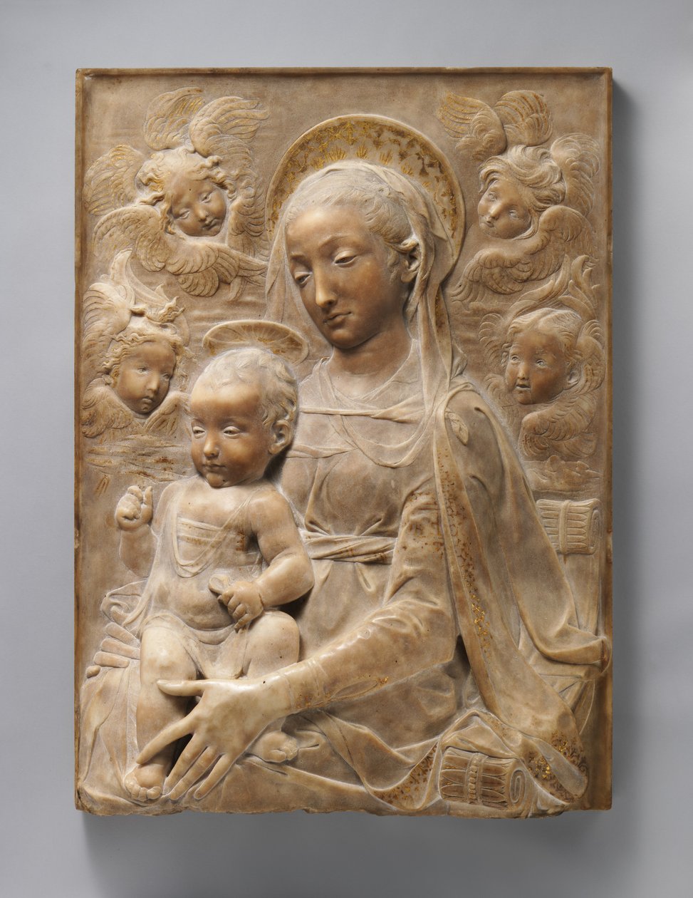 Madonna a dítě s anděly, kolem 1455-60 (mramor se zlacenými detaily) od Antonio Rossellino