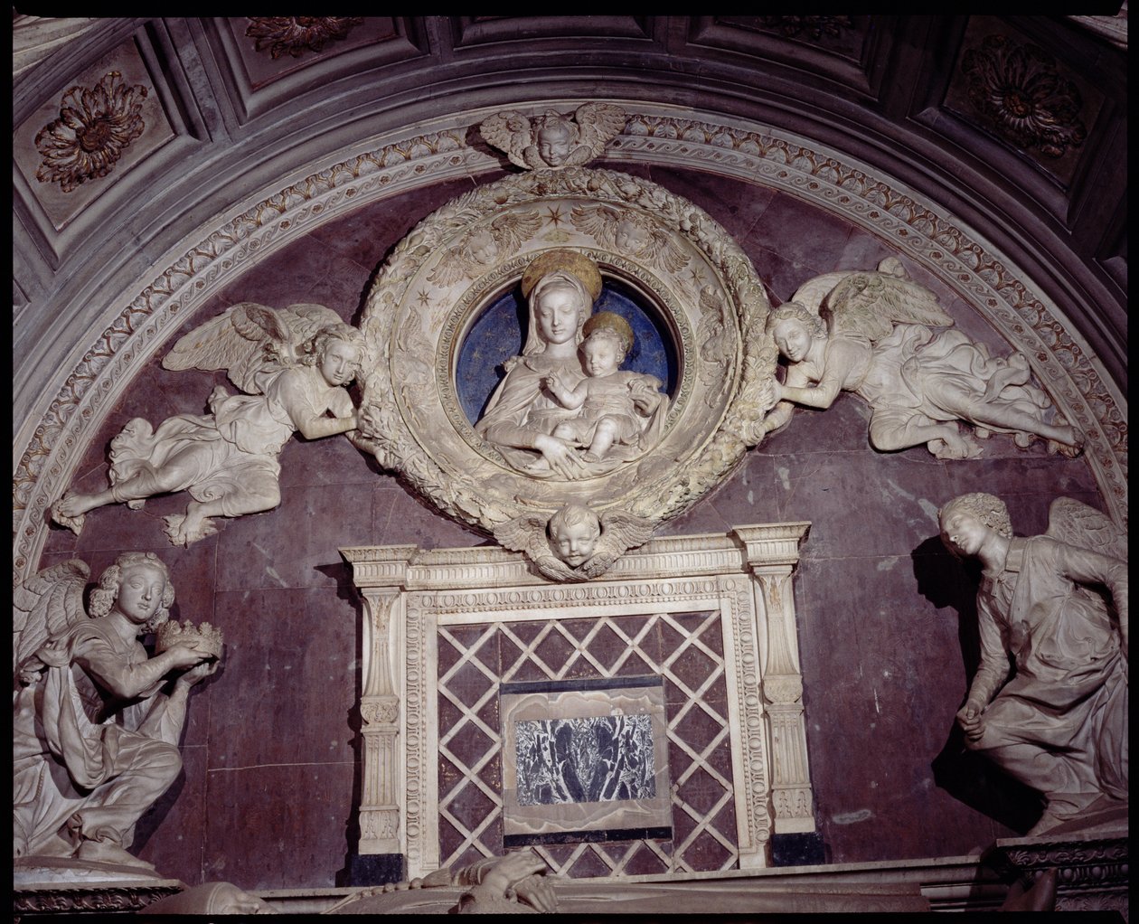 Hrobka kardinála Portugalska, detail horního kruhového obřadu Panny Marie s dítětem, 1460-6 mramorový detail z 97657 od Antonio Rossellino