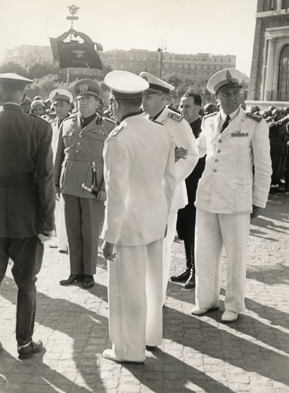 Album "MVSN- Blackshirts": Carlo Delcroix konec války a zlatá medaile v bílé uniformě od "desátníka cti" MVSN (černobílá fotografie) od Antonio Savio