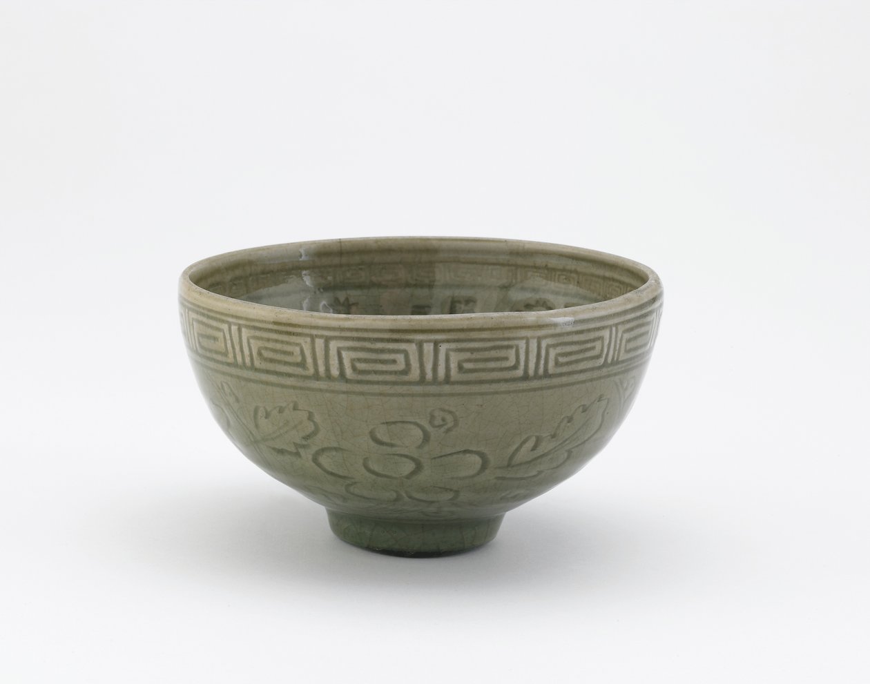 Servírovací mísa ve stylu porcelánu Longquan, období Edo, konec 18.-začátek 19. století (kamenina se seladonskou glazurou) od Aoki Mokubei