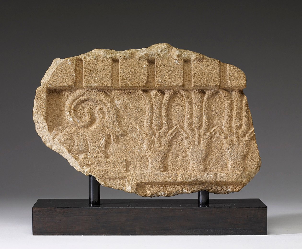 Fragment vlysu s kozorožcem a oryxem, 5.-4. století před naším letopočtem (vápenec) od Arabian South
