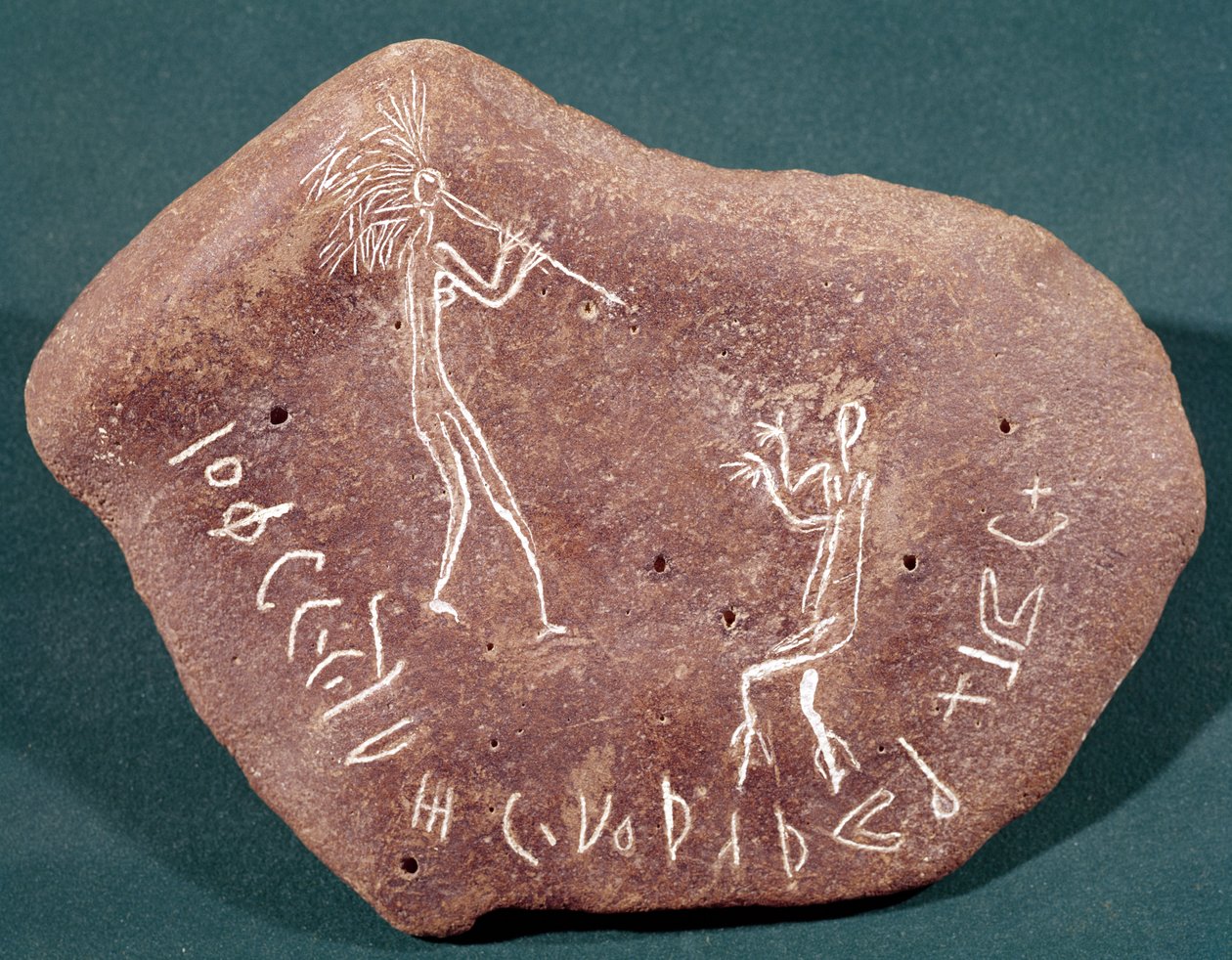 Kámen s tanečnicí, flétnistou a safaitským nápisem, 1. století př. n. l. – 3. století n. l. od Arabic School