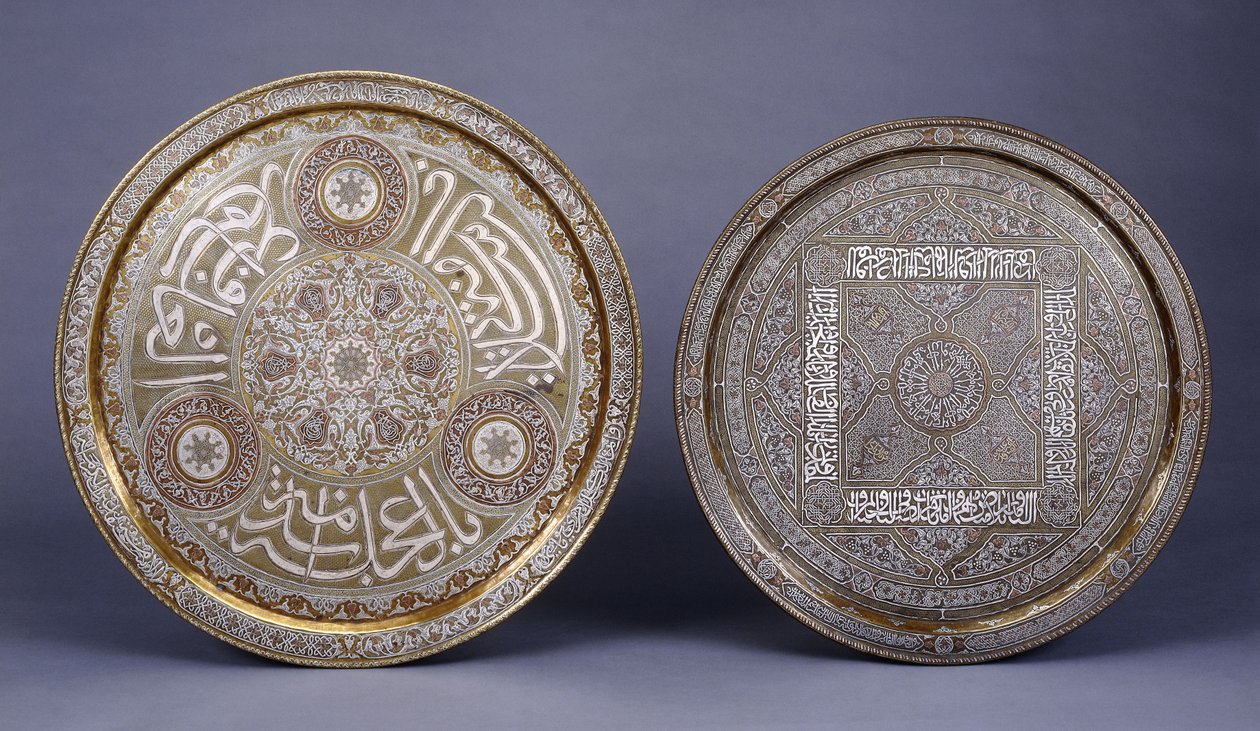 Dva zlaté, měděné a stříbrné vykládané mosazné kruhové podnosy, zdobené arabeskami a nápisy, konec 19. od Arabic School