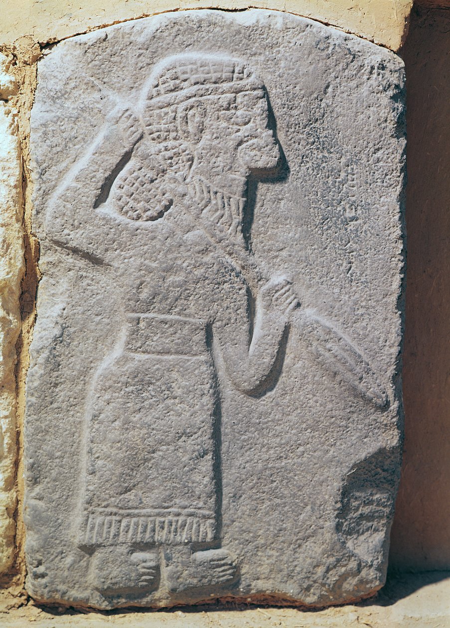 Orthostat zobrazující vojáka z paláce Kapara, krále Guzamy, Tell Halaf, Sýrie (vápenec) od Aramaean