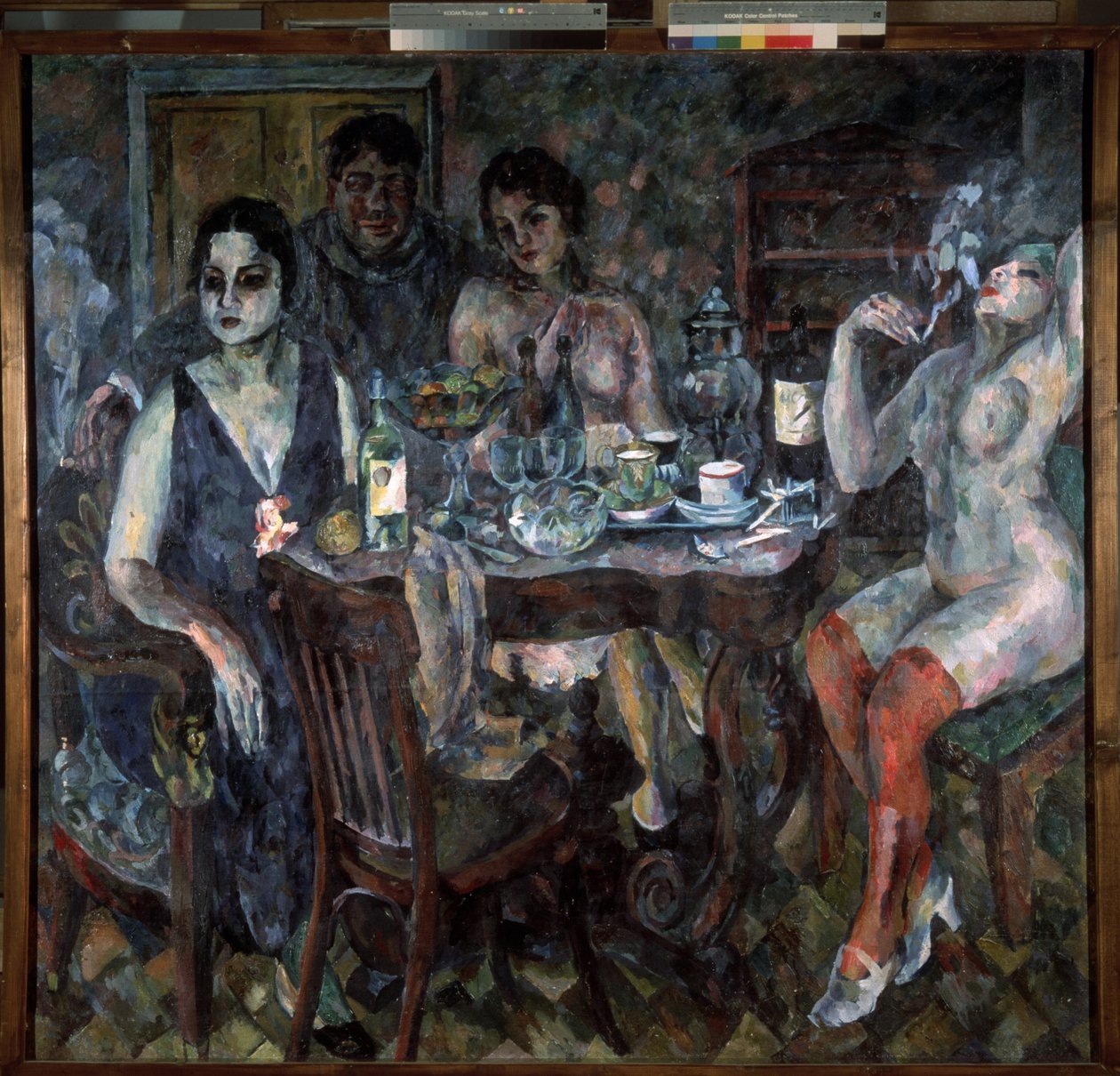 V Artist Studio. Malíř představoval sám sebe, kouřil cigaretu, obklopený nahými ženami, poblíž stolu se samovarem, lahvemi vína, sklenicemi, šálky a mísou ovoce. Erotická, těžká a malátná atmosféra od Aristarkh Vasilievic Lentulov