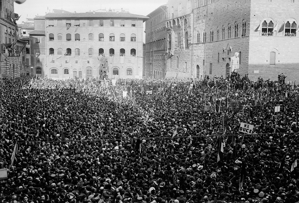 Dav se shromáždil na Piazza Signoria u příležitosti návštěvy Hitlera a Mussoliniho ve Florencii, 05/1938 (čb foto) od Armando Bruni