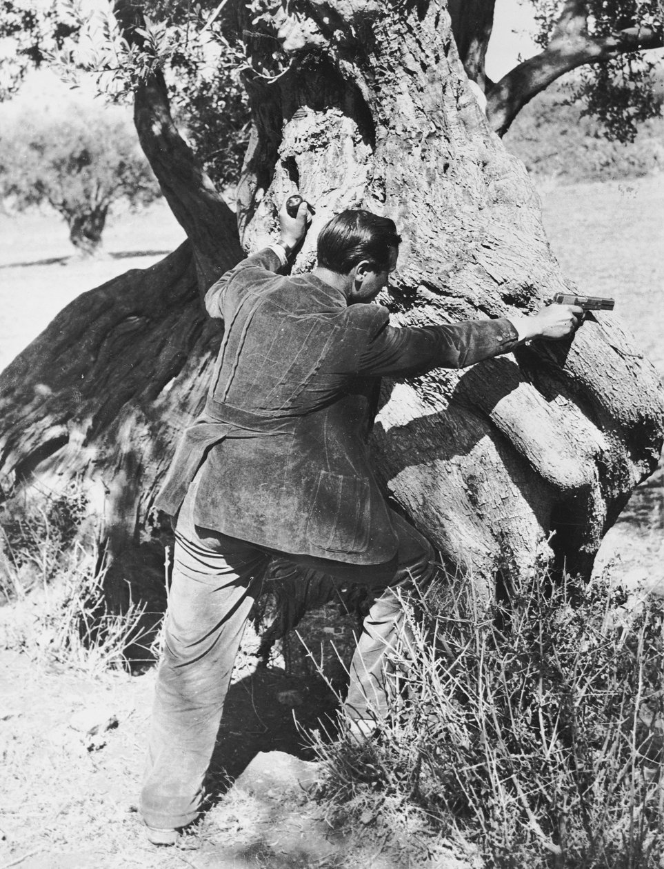 Salvatore Giuliano mířící pistolí, 1937 od Armando Bruni