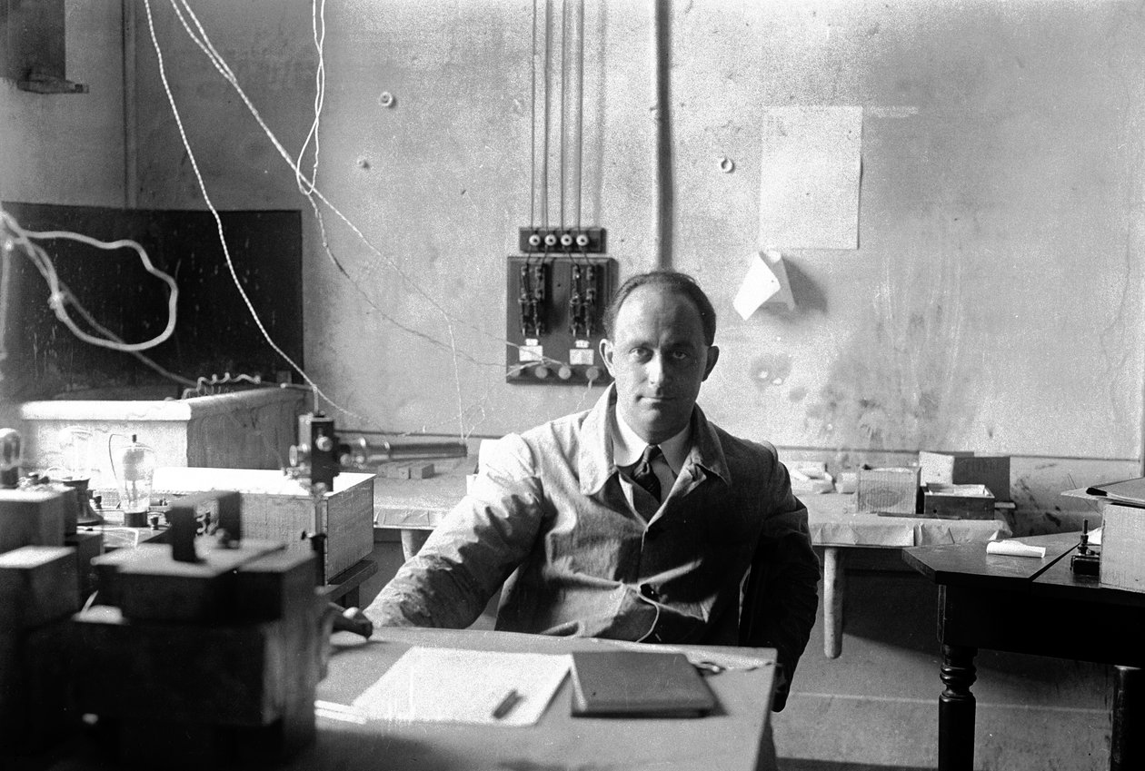 Italský fyzik Enrico Fermi (1901-1954 Nobelova cena za fyziku v roce 1938) v laboratoři (čb foto) od Armando Bruni