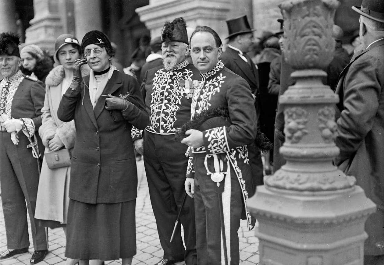 Italský fyzik Enrico Fermi (1901-1954 Nobelova cena za fyziku v roce 1938) ve slavnostních šatech na akci Královské akademie Itálie (č/b foto) od Armando Bruni
