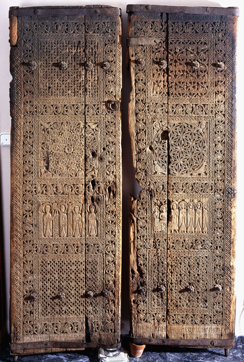 Pár vyřezávaných dveří z arménského ořechu, zobrazující Krista se šesti apoštoly a svatými, 1312 od Armenian School