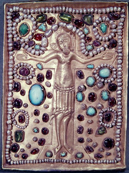 Relikviářový obal bible zobrazující Krista na kříži (stříbrně zlacený s perlami a drahými kameny) od Armenian School