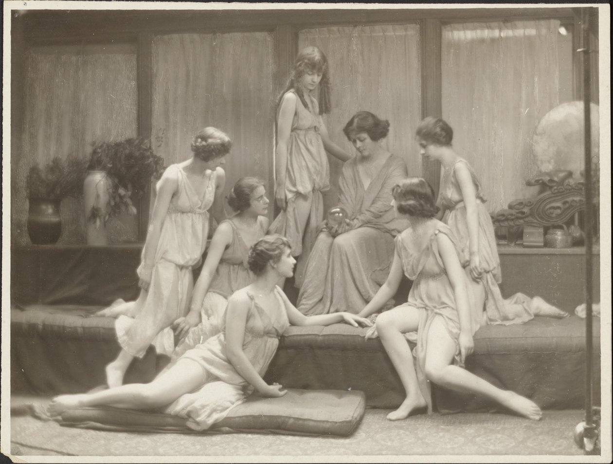 [Isadora Duncan a skupina] od Arnold Genthe