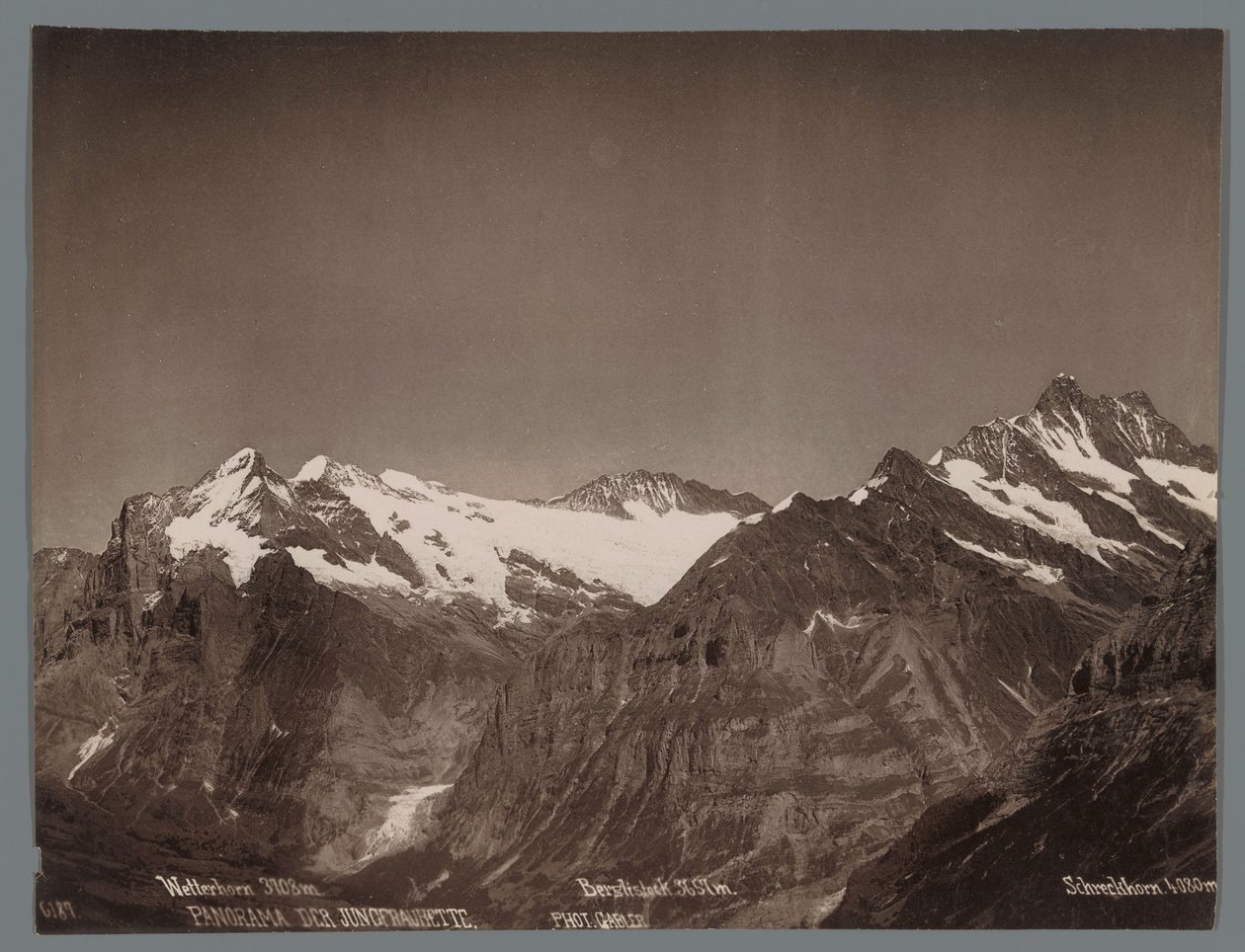 Pohled na Wetterhorn, Berglistock a Schreckhorn v Bernských Alpách Panorama of the Jungfraukette (název série na objektu) od Arthur Gabler