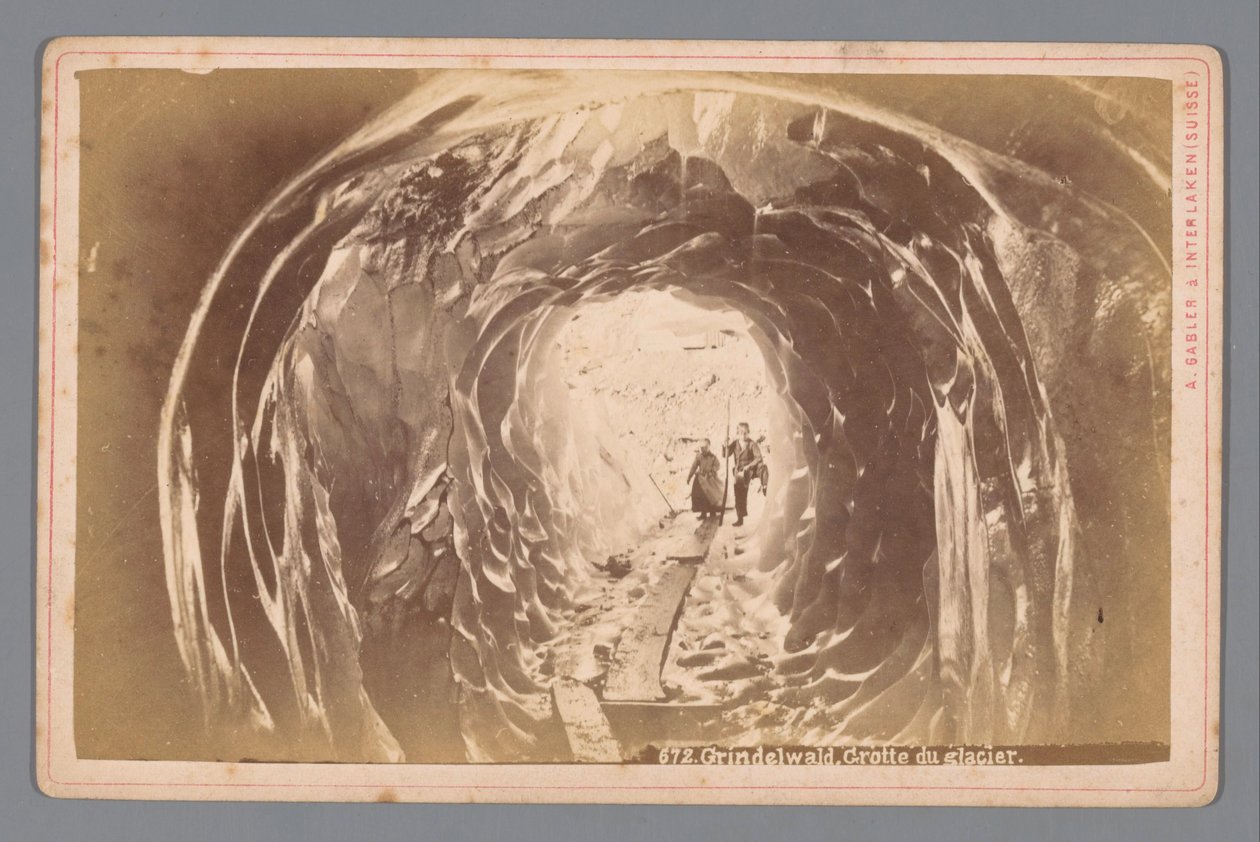 Lidé v jeskyni na ledovci Grindelwald ve Švýcarsku Grindelwald. Grotte du glacier (název na objektu) od Arthur Gabler