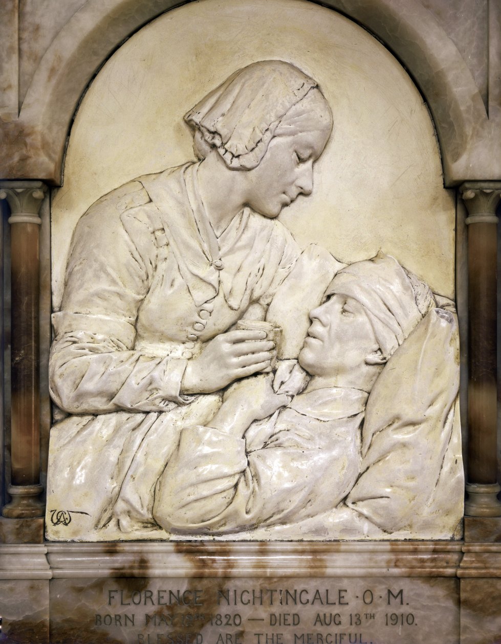 Florence Nightingaleová utěšuje zraněného muže (štukový reliéf) od Arthur George Walker