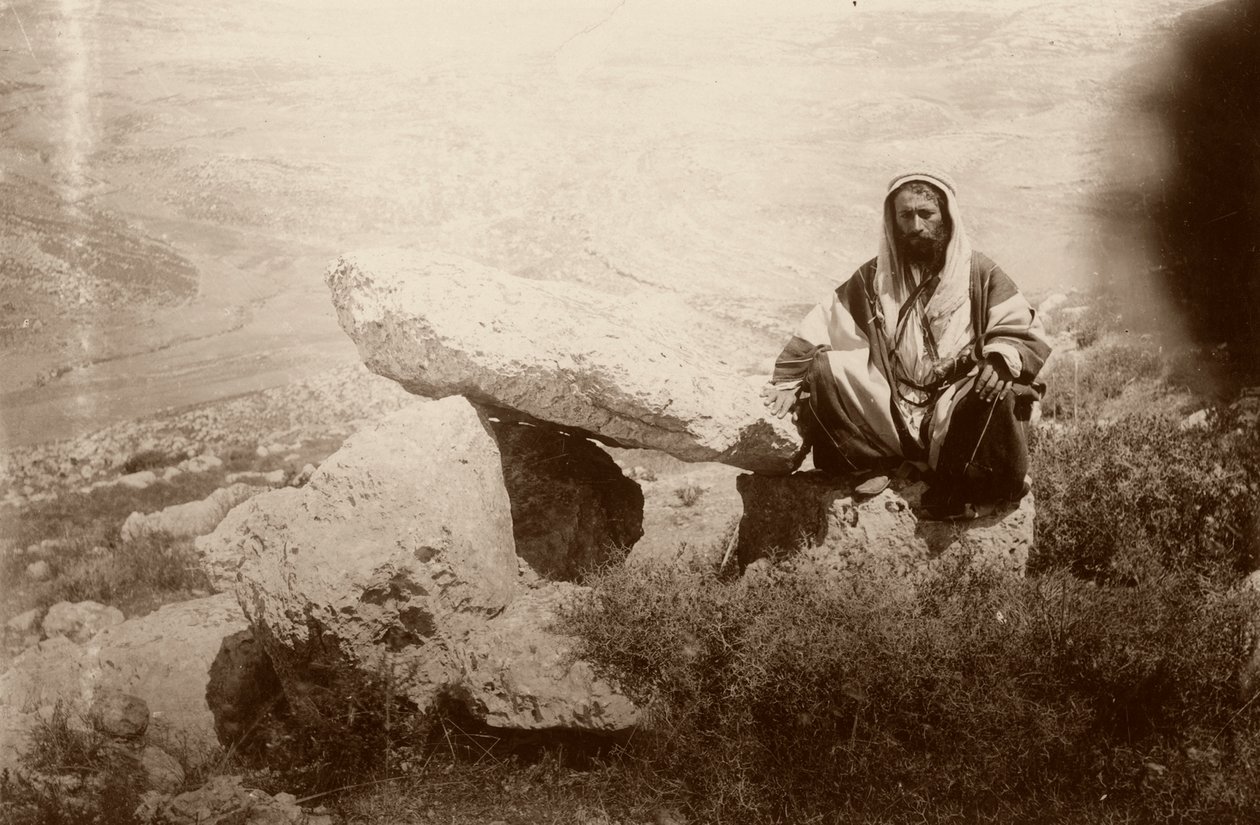 Dolmen a muž, západně od Hesbanu (Heshban), 1881 od Arthur M. Mantell