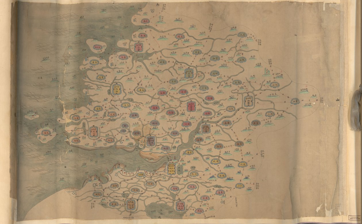 850 000. dodávané. Orientováno od severu dolů. Reliéf zobrazený obrázkově. Obrazová mapa. Pero a inkoust a akvarel. Zobrazuje hory, pobřeží, ostrovy a silnice v provincii Zhejiang. Hummel koupě 1930, č.p. 35. Dostupné také prostřednictvím Knihovny od Arthur W. Hummel