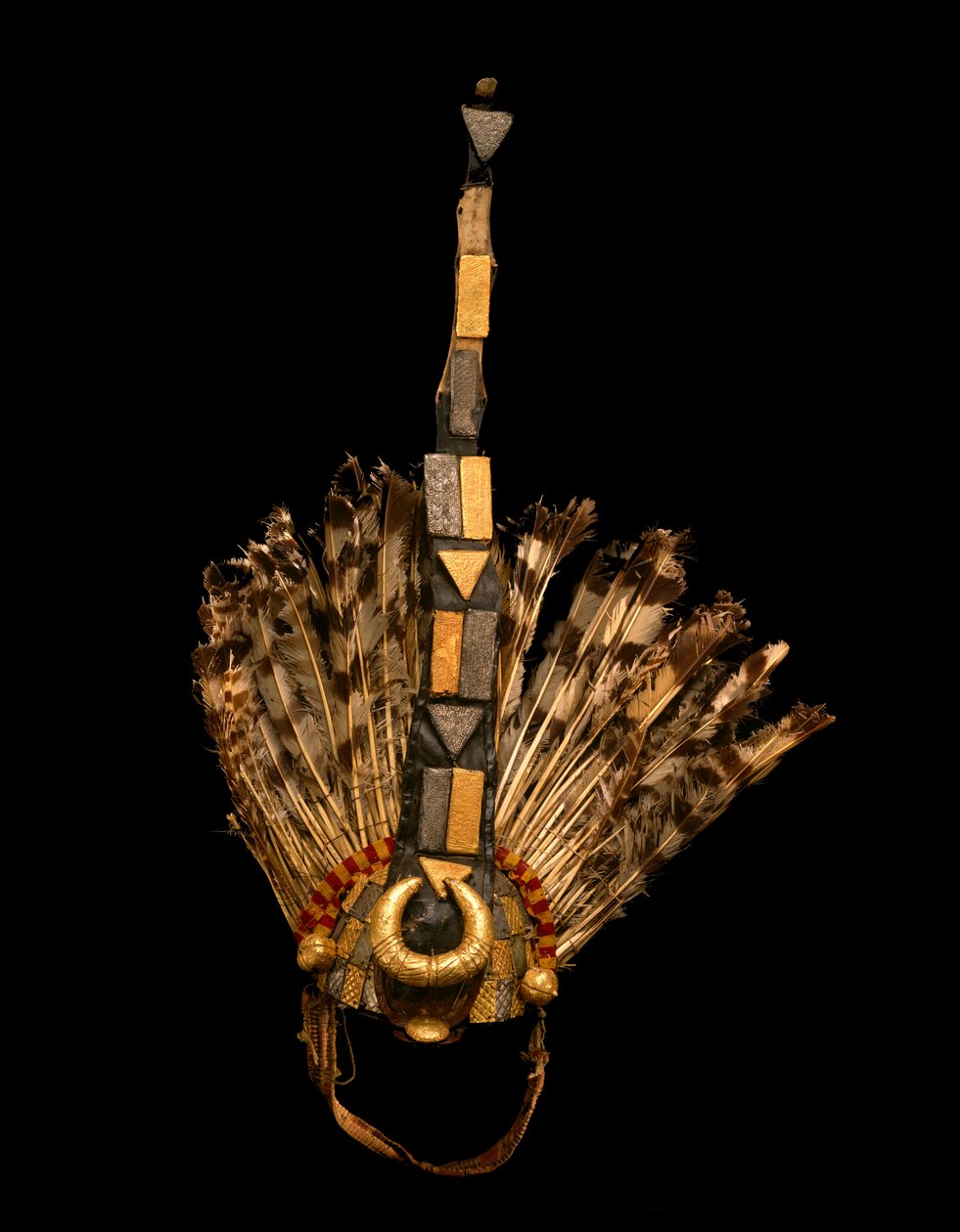 Čelenka hlavního nositele meče, Ghana, kolem 1825 (zlatý plech, plech, látka, peří, kůže, dřevěné a kovové sponky) od Asante Culture