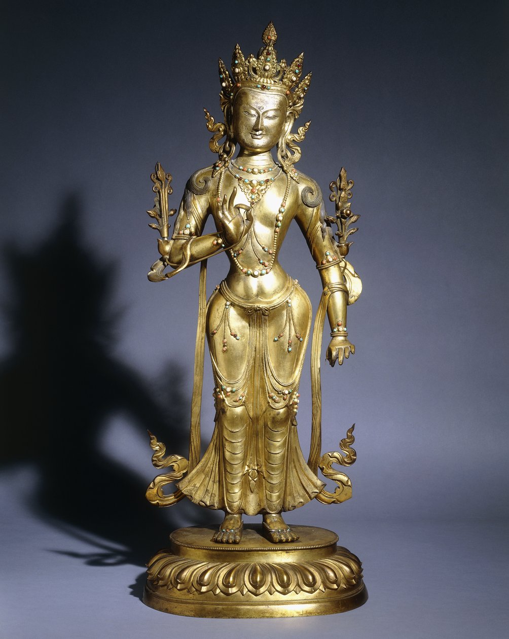 Pozlacená bronzová postava Padmapani stojící v tribhanga, na sobě šperky bódhisattvy a korunu, 18. století od Asian School