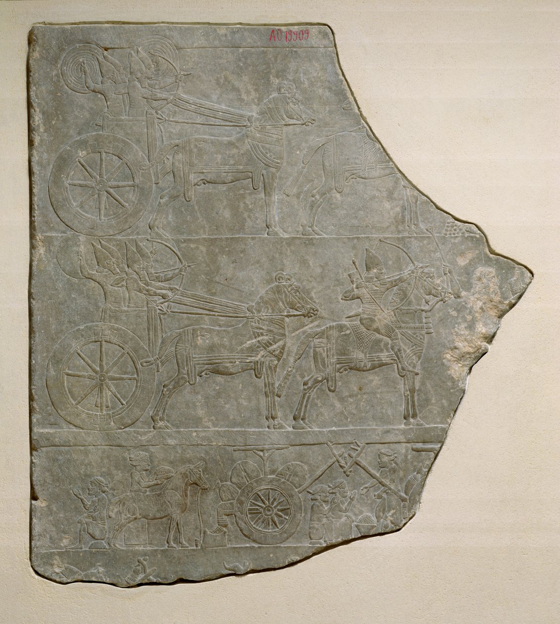 Fragment reliéfu zobrazujícího asyrskou armádu v bitvě a v klidu z Aššurbanipalova paláce v Ninive od Assyrian