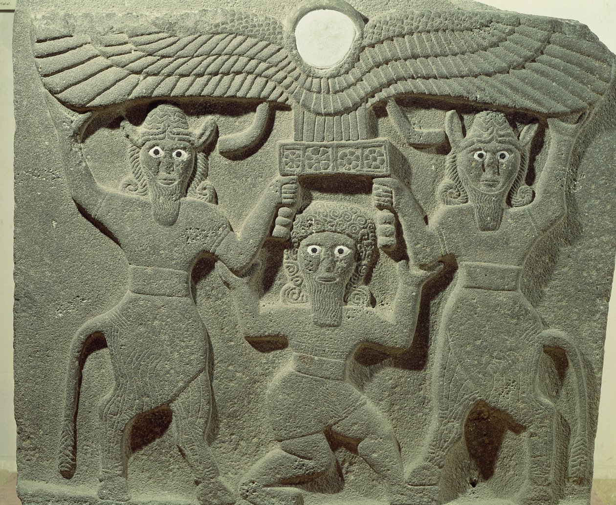 Reliéf zobrazující Gilgameše mezi dvěma býčími muži podpírajícími okřídlený sluneční kotouč z Tell-Halafu v Sýrii od Assyrian