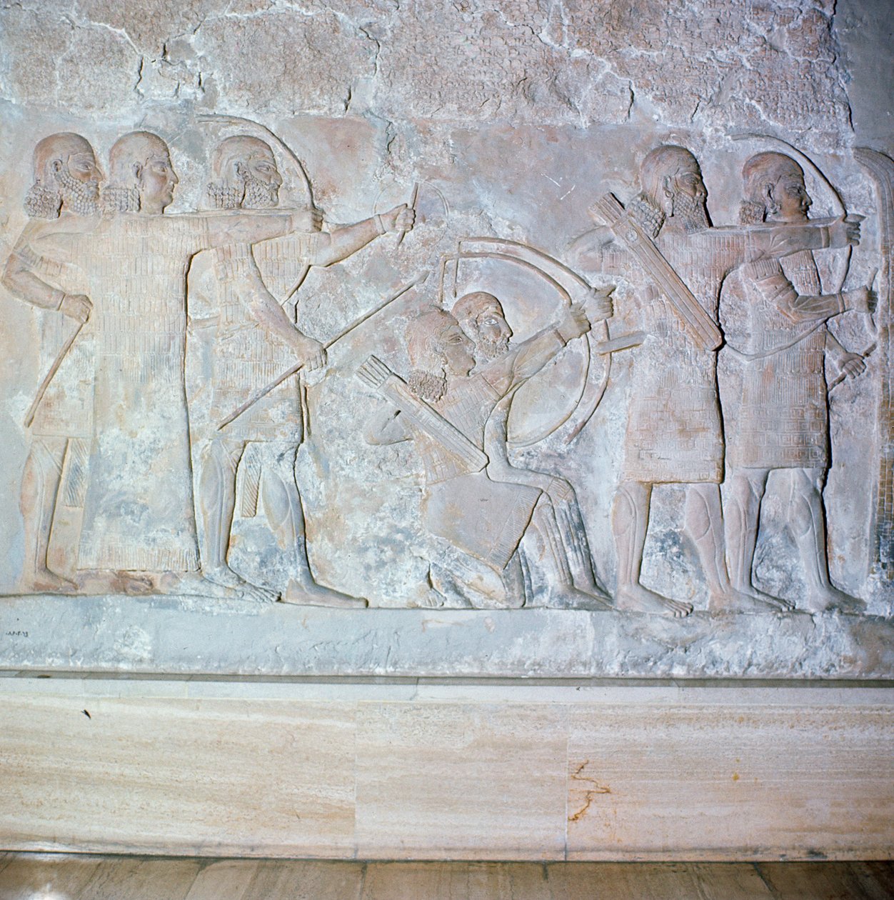 Reliéf zobrazující lučištníky z paláce Sargona II. v Chorsabadu, Irák od Assyrian