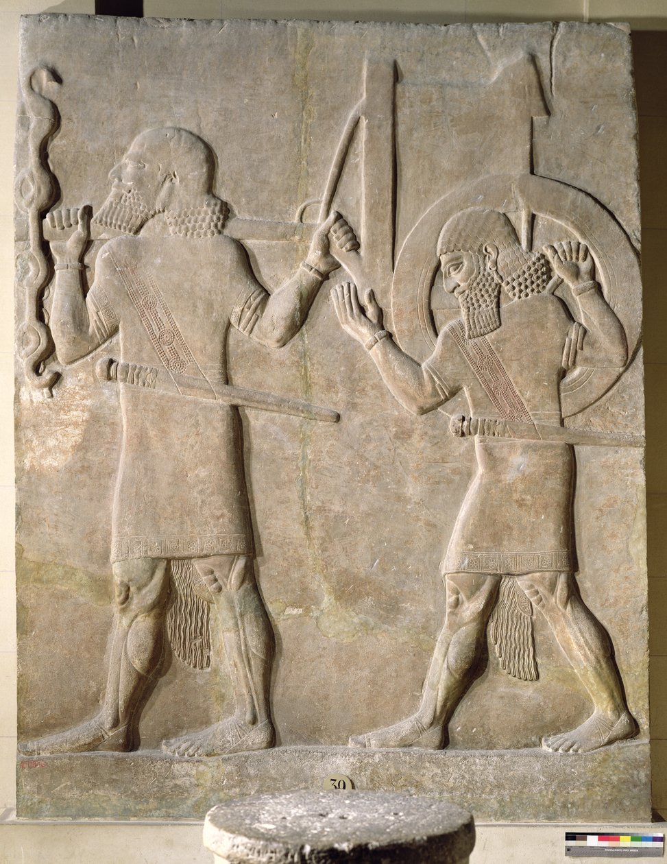 Reliéf zobrazující dva vojáky nesoucí králův válečný vůz, z paláce Sargon II, Khorsabad, Irák (sádra) od Assyrian