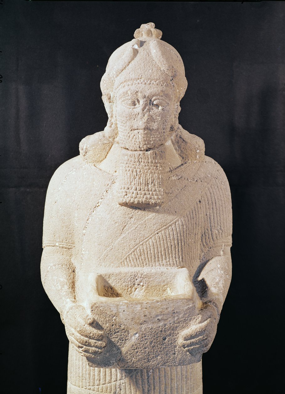 Soška muže nesoucího krabici, z Arslan Tach, Sýrie (detail) od Assyrian