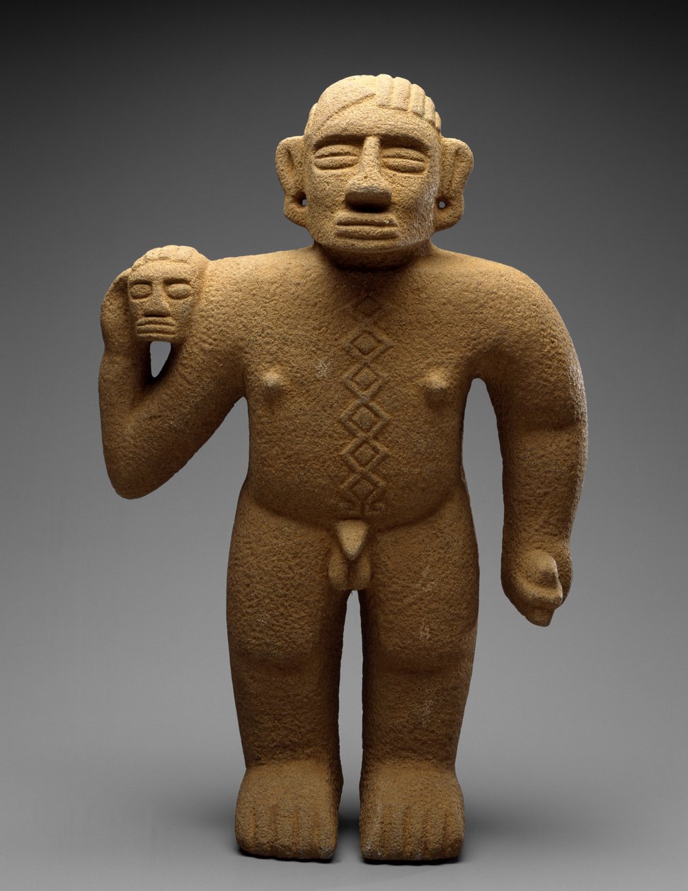 Stojící válečník s trofejní hlavou, Kostarika, pozdní období V – rané období VI, 700–1000 (sopečný kámen) od Atlantic Watershed Culture Atlantic Watershed Culture